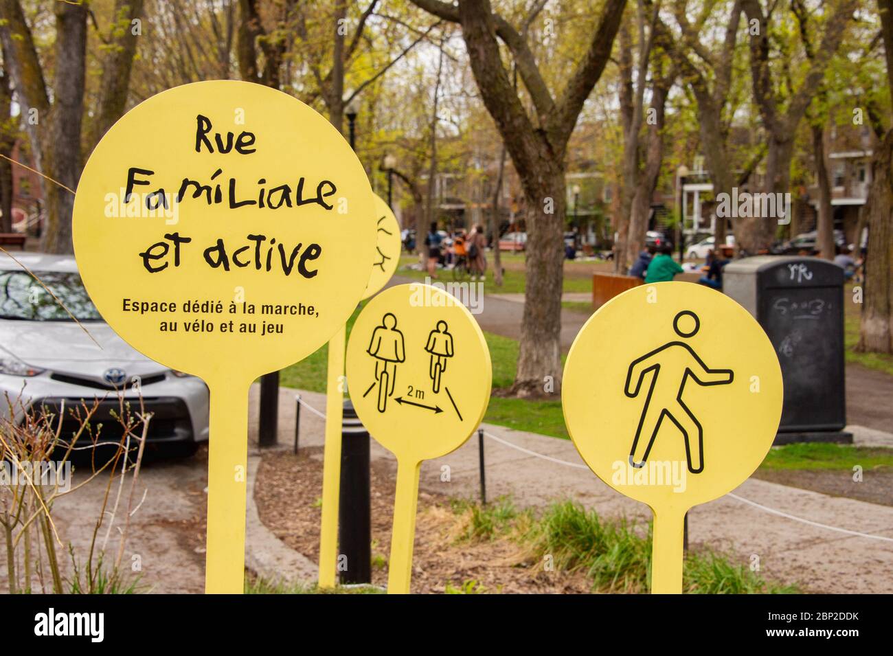 Montreal, CA - 16. Mai 2020: Familienschild und aktives Straßenschild im Plateau-Viertel während der Coronavirus Covid-19 Pandemie. Stockfoto