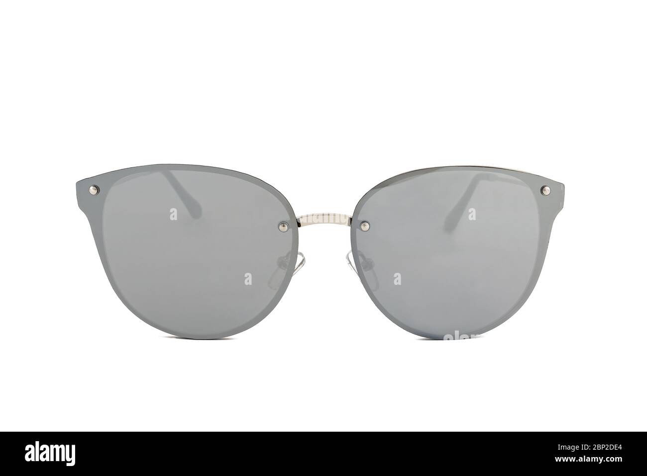 Silberne randlose ovale Sonnenbrille mit Katzenaugen und Spiegelgläsern auf weißem Hintergrund, Vorderansicht. Stockfoto