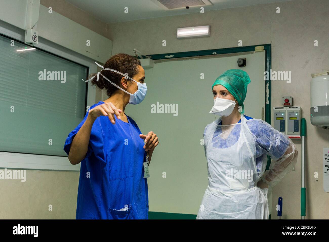 Intensivstation, Patienten von Covid 19, Krankenhaus Bordeaux, Frankreich. Stockfoto