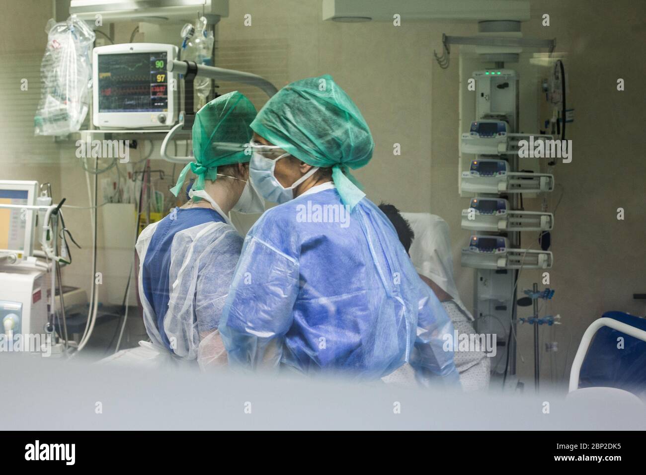 Intensivstation, Patienten von Covid 19, Krankenhaus Bordeaux, Frankreich. Stockfoto