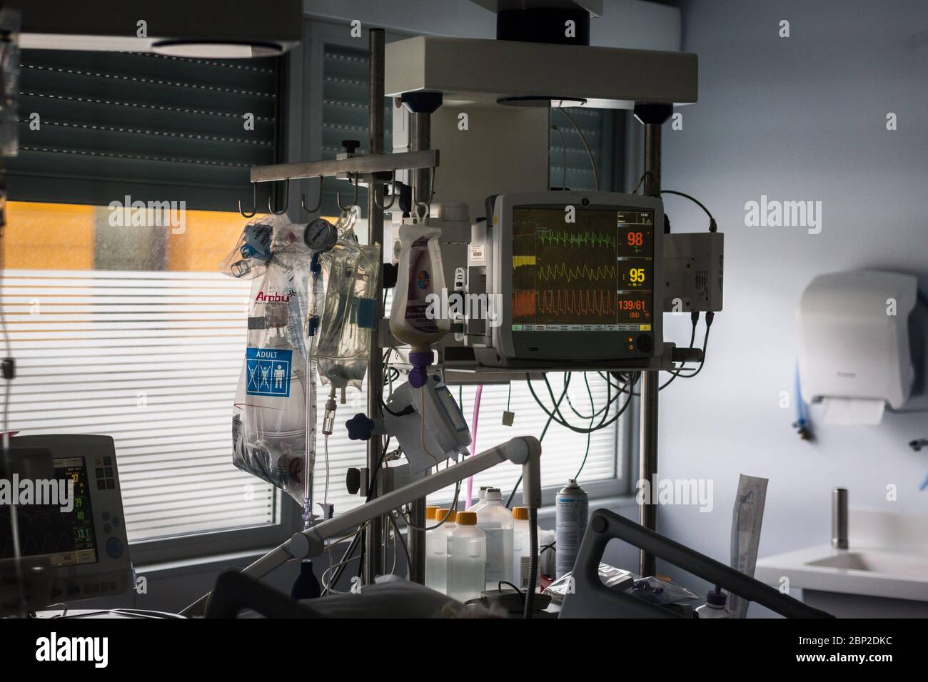 Intensivstation, Patienten von Covid 19, Krankenhaus Bordeaux, Frankreich. Stockfoto