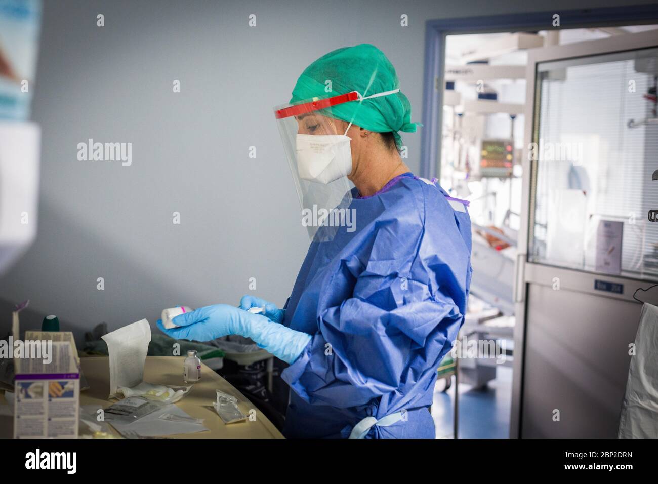 Intensivstation, Patienten von Covid 19, Krankenhaus Bordeaux, Frankreich. Stockfoto