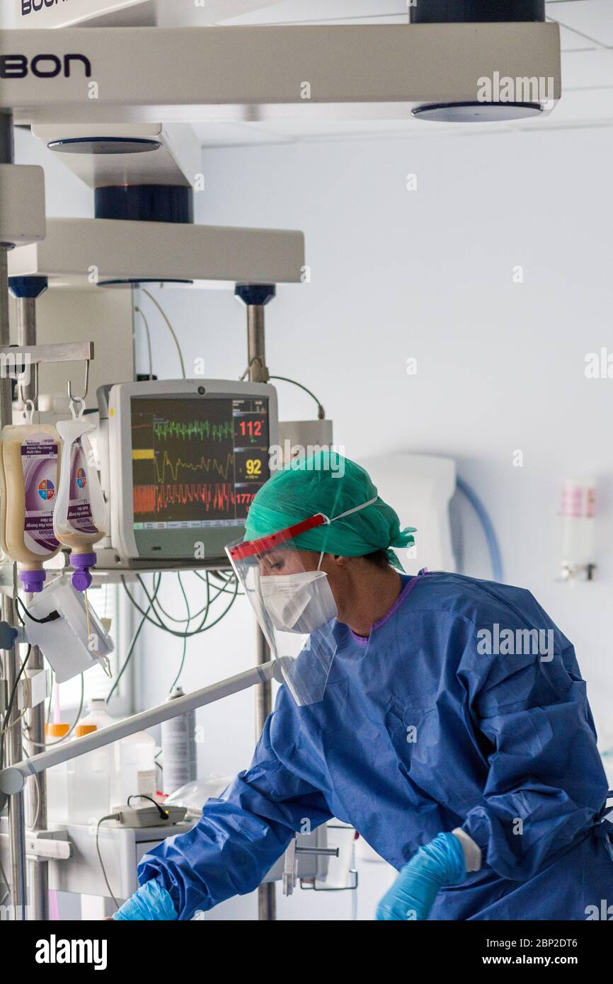 Intensivstation, Patienten von Covid 19, Krankenhaus Bordeaux, Frankreich. Stockfoto