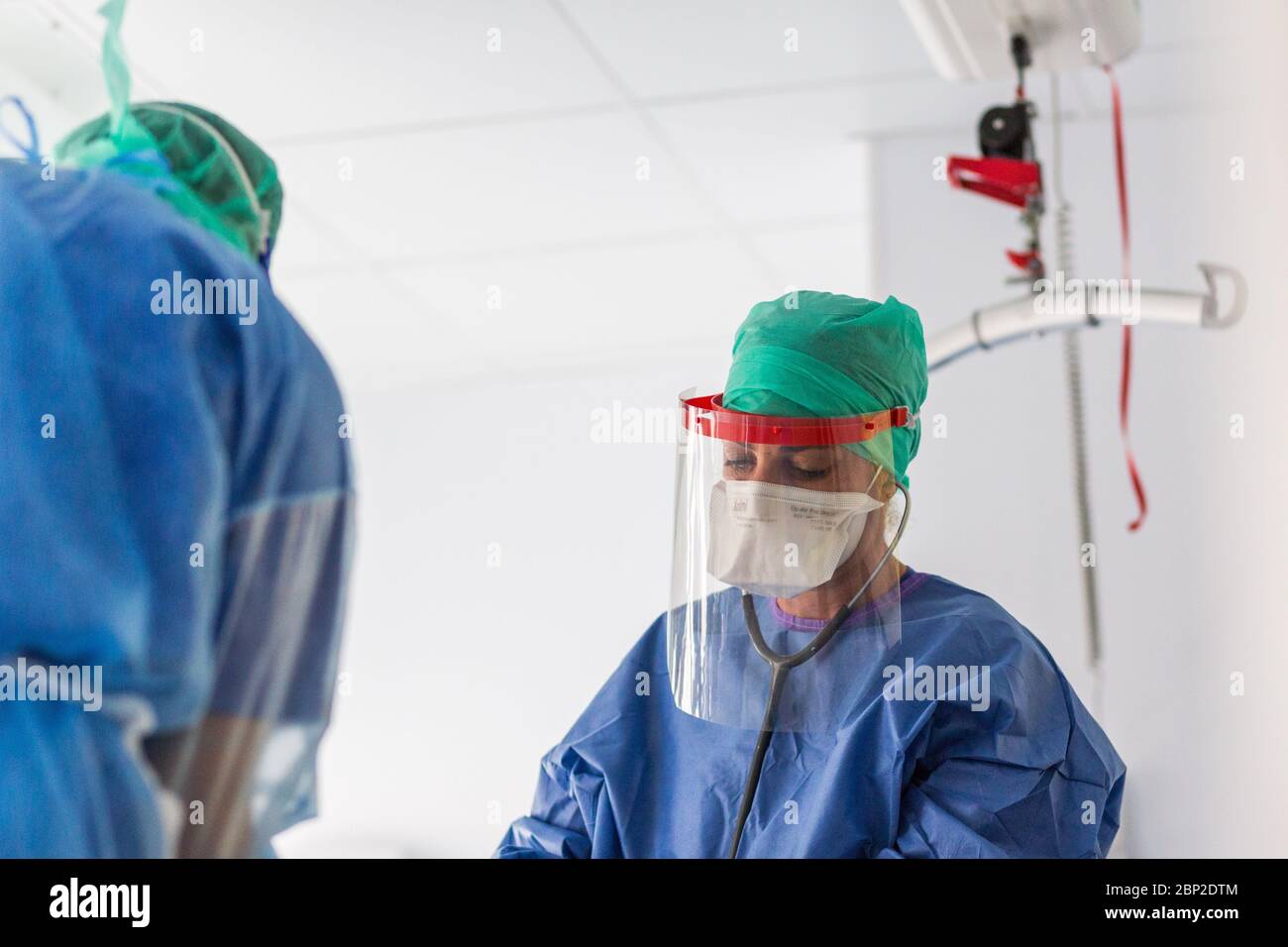 Intensivstation, Patienten von Covid 19, Krankenhaus Bordeaux, Frankreich. Stockfoto