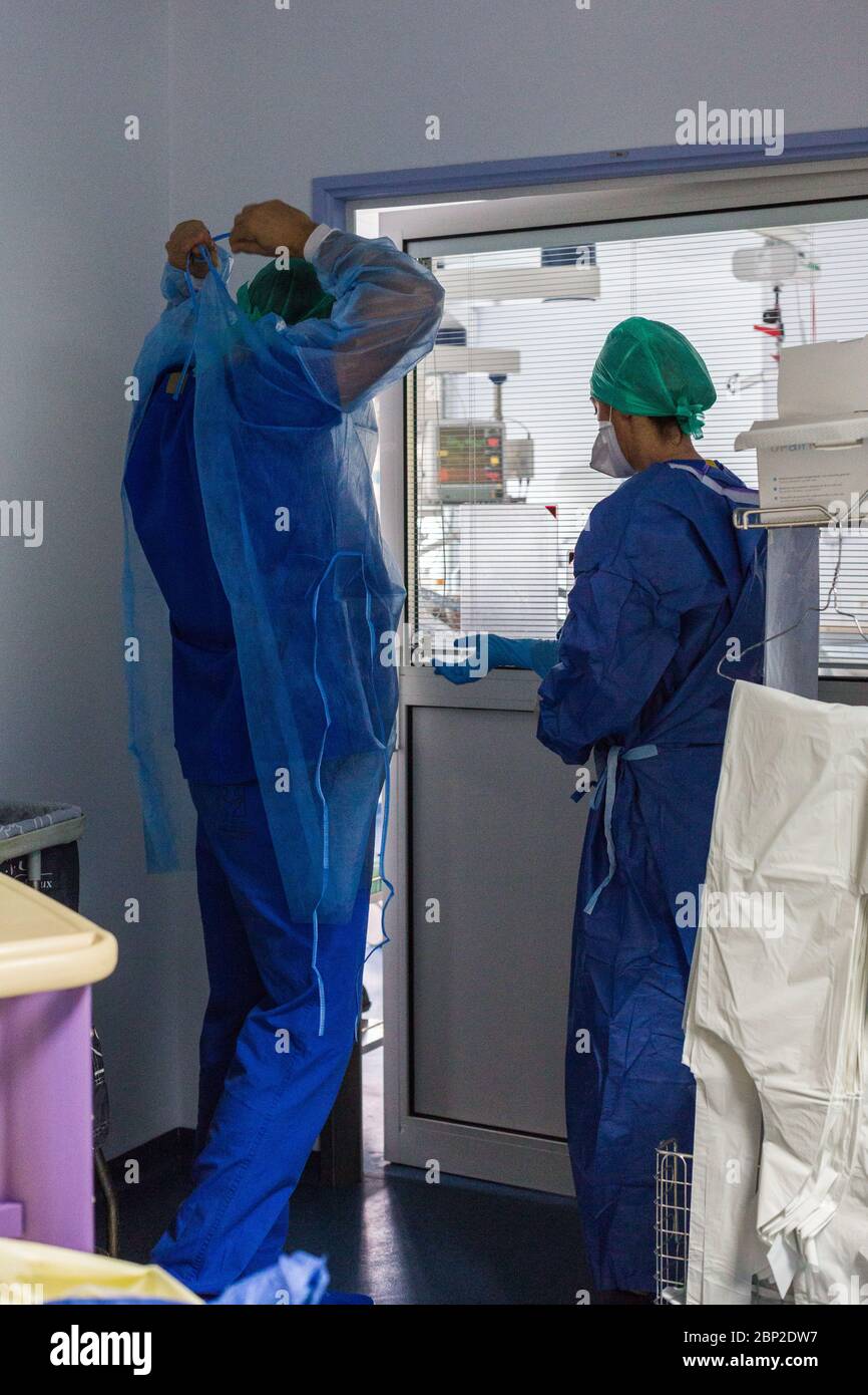 Intensivstation, Patienten von Covid 19, Krankenhaus Bordeaux, Frankreich. Stockfoto