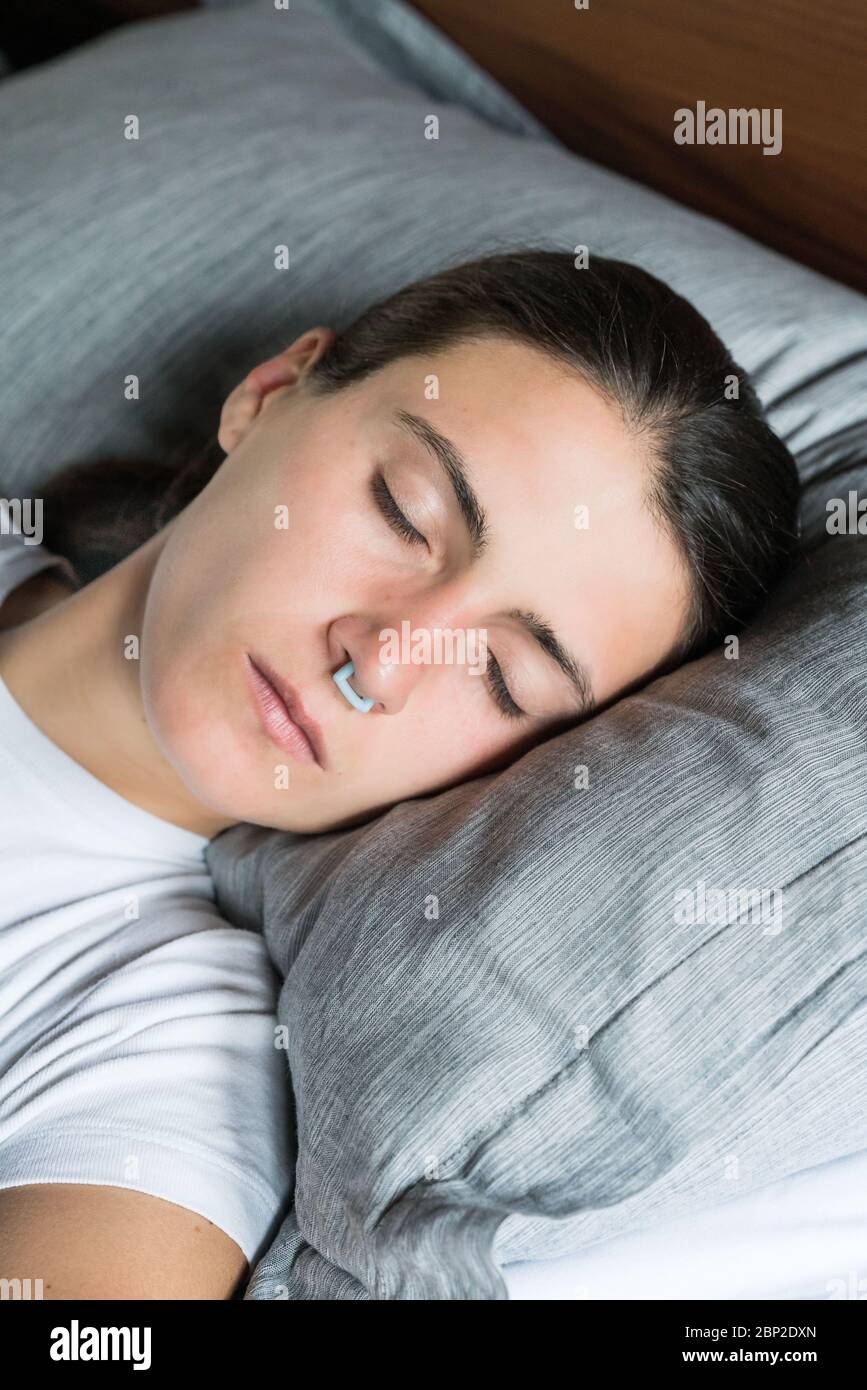 Frau mit einem Nasenclip, Anti-Schnarchen-Gerät. Stockfoto