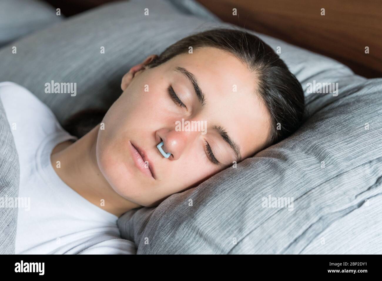 Frau mit einem Nasenclip, Anti-Schnarchen-Gerät. Stockfoto