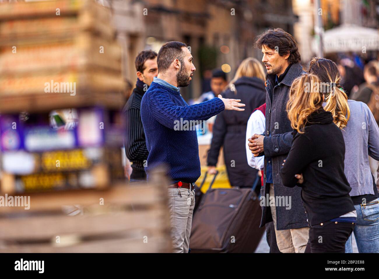 Emotionale Diskussion auf der Straße in Rom, Italien Stockfoto