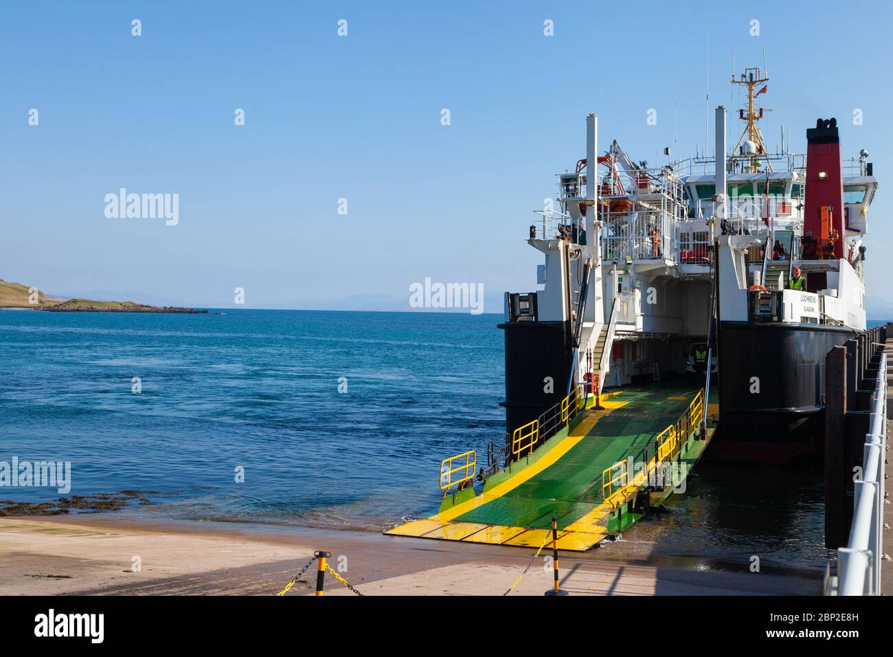 Eine Fähre wartet am Fährterminal in Galmisdale auf der Isle of Eigg, Schottland, Großbritannien Stockfoto