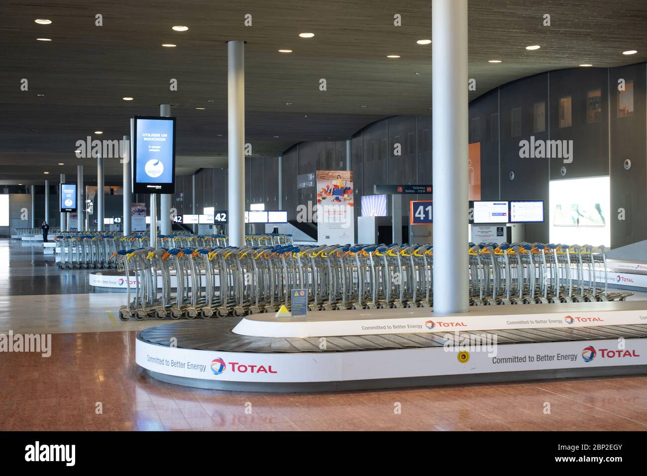 Gepäckwagen, Flughafen Roissy CDG am 25. März 2020. Stockfoto