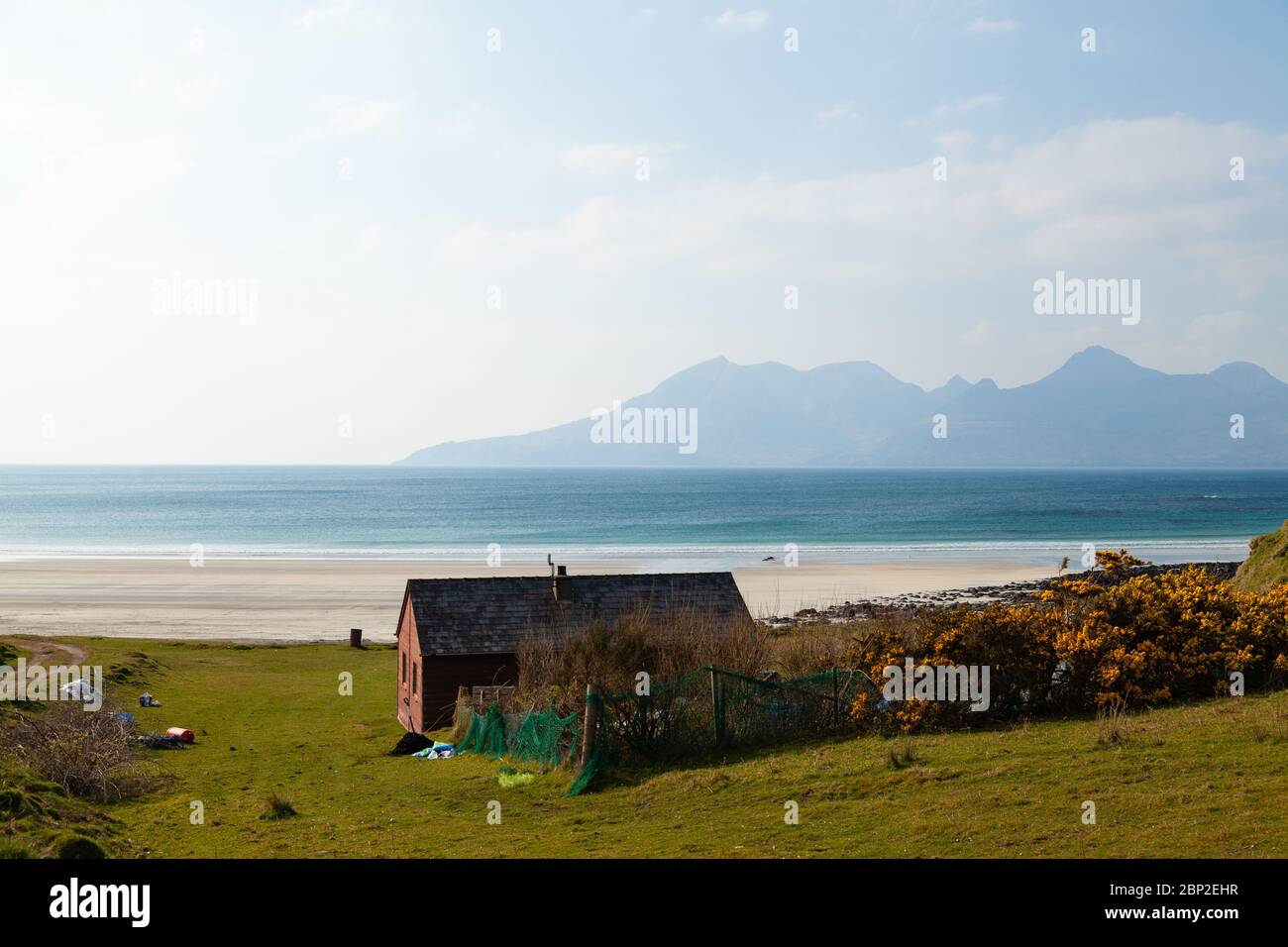 Laig Bay auf der Isle of Eigg mit der Insel Rum in der Ferne. Stockfoto