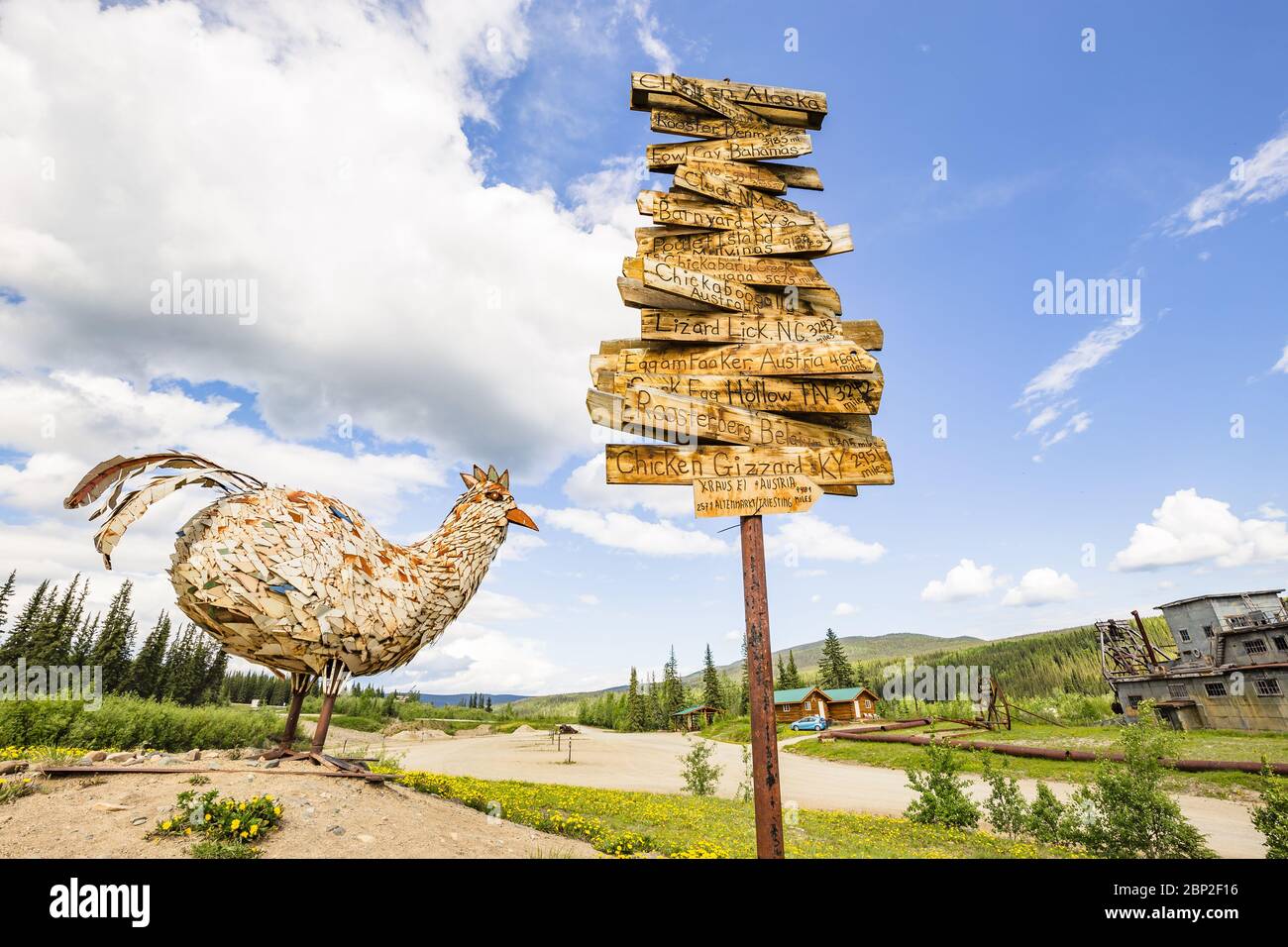 Hühnerstatue und Beschilderung in der kleinen Goldgräberstadt Chicken, Alaska Stockfoto