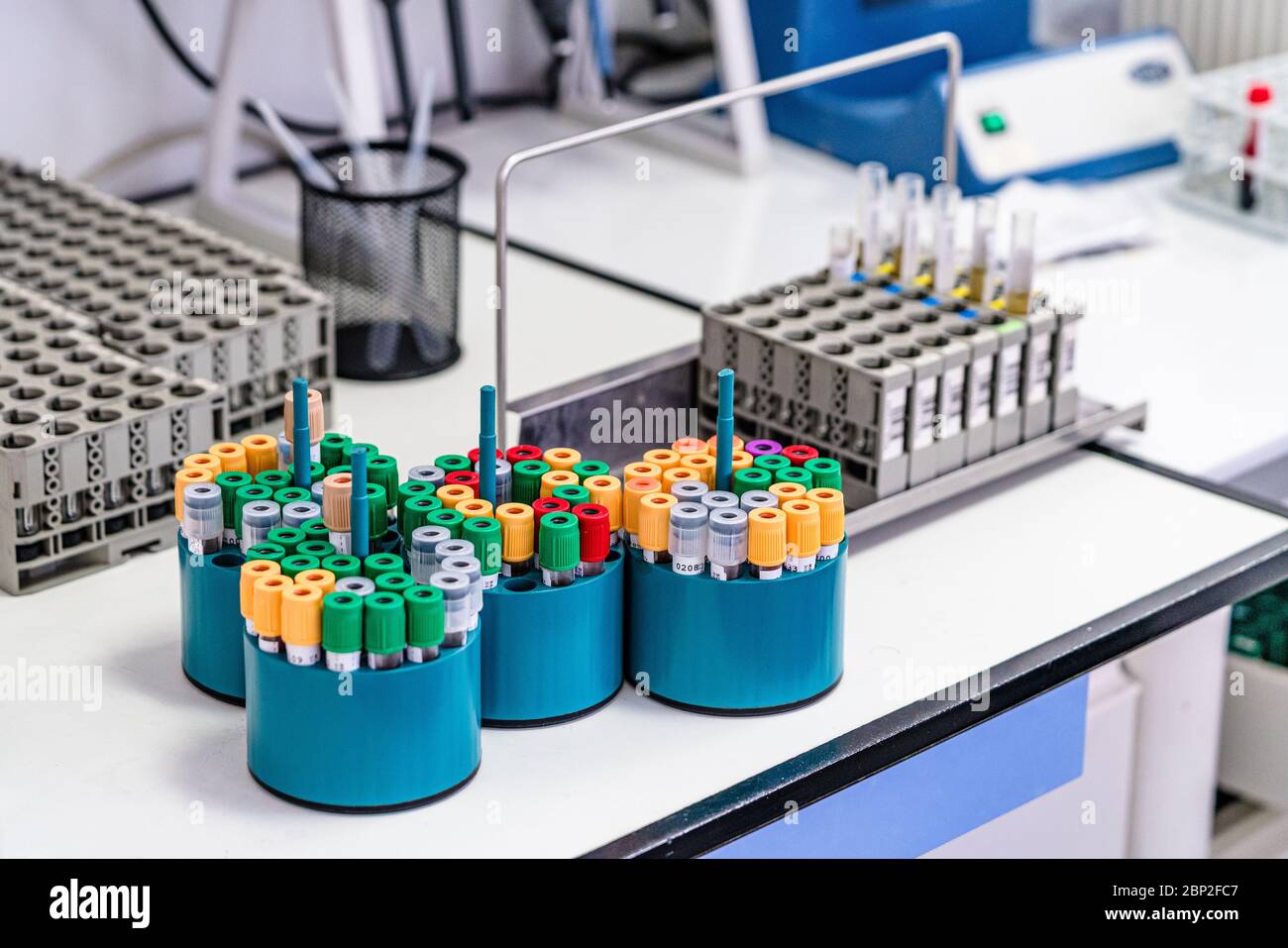 Covid 19 serologische Tests, Zentrifugation von Blutgefäßen, medizinisch-biologisches Labor, COSEM Mirosmenil Medical Center, Paris. Stockfoto