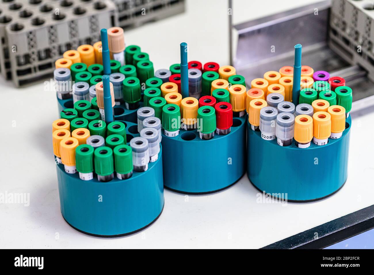 Covid 19 serologische Tests, Zentrifugation von Blutgefäßen, medizinisch-biologisches Labor, COSEM Mirosmenil Medical Center, Paris. Stockfoto