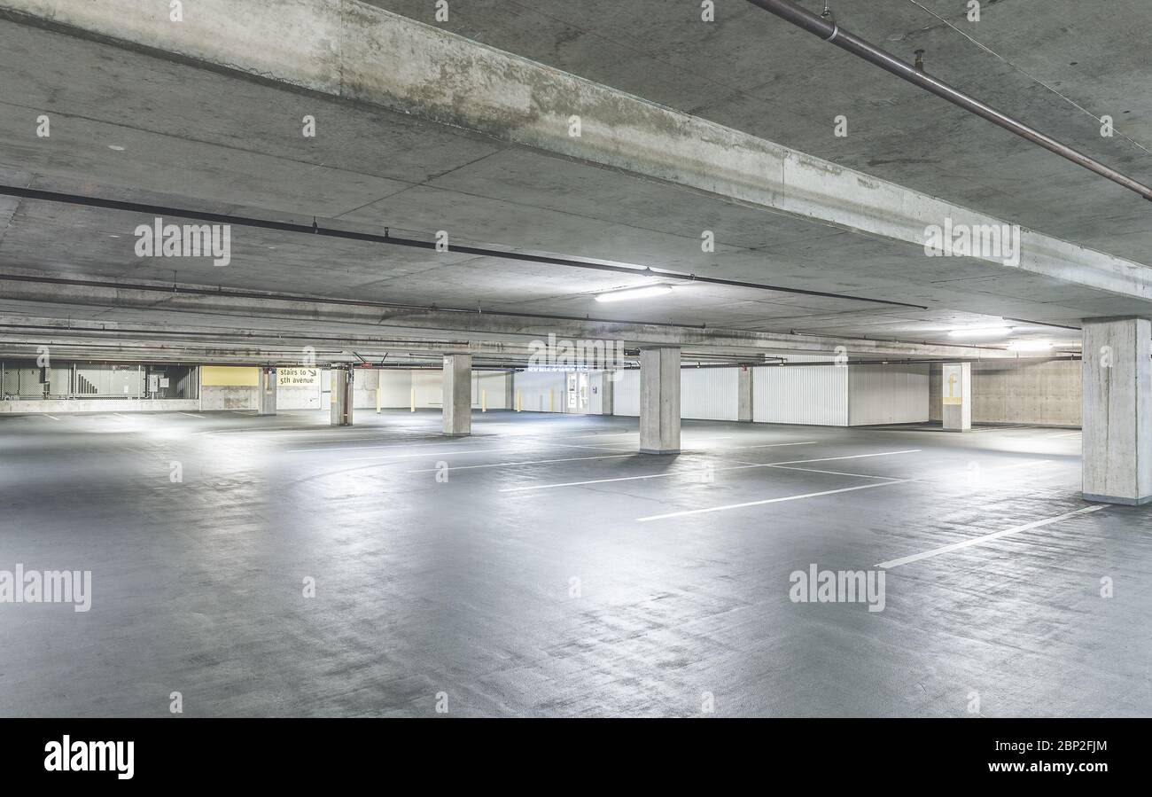 Szene von leerem Zement Parkplatz Garage Innenraum in der Mall. Stockfoto