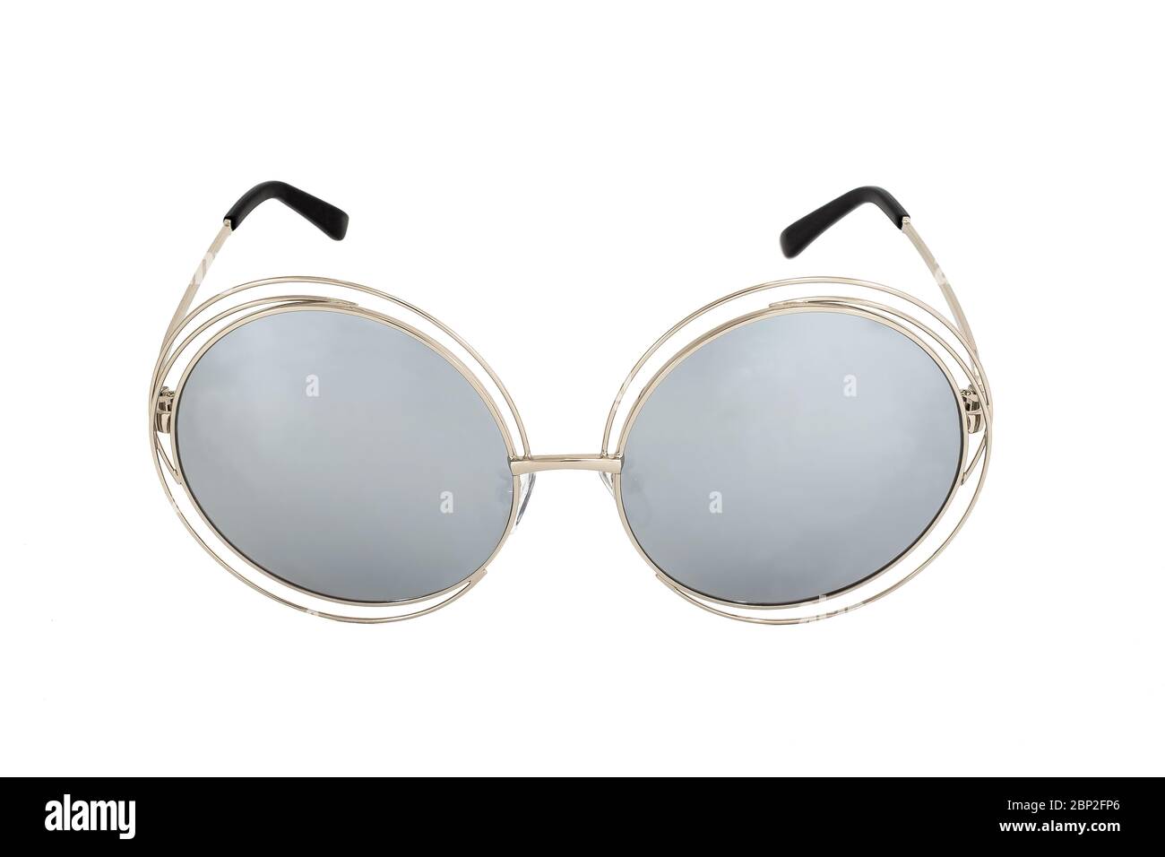 Katze Auge Sonnenbrille mit silberfarbenen Linsen und silberfarbenen ovalen Metallrahmen isoliert auf weißem Hintergrund, Vorderansicht. Stockfoto