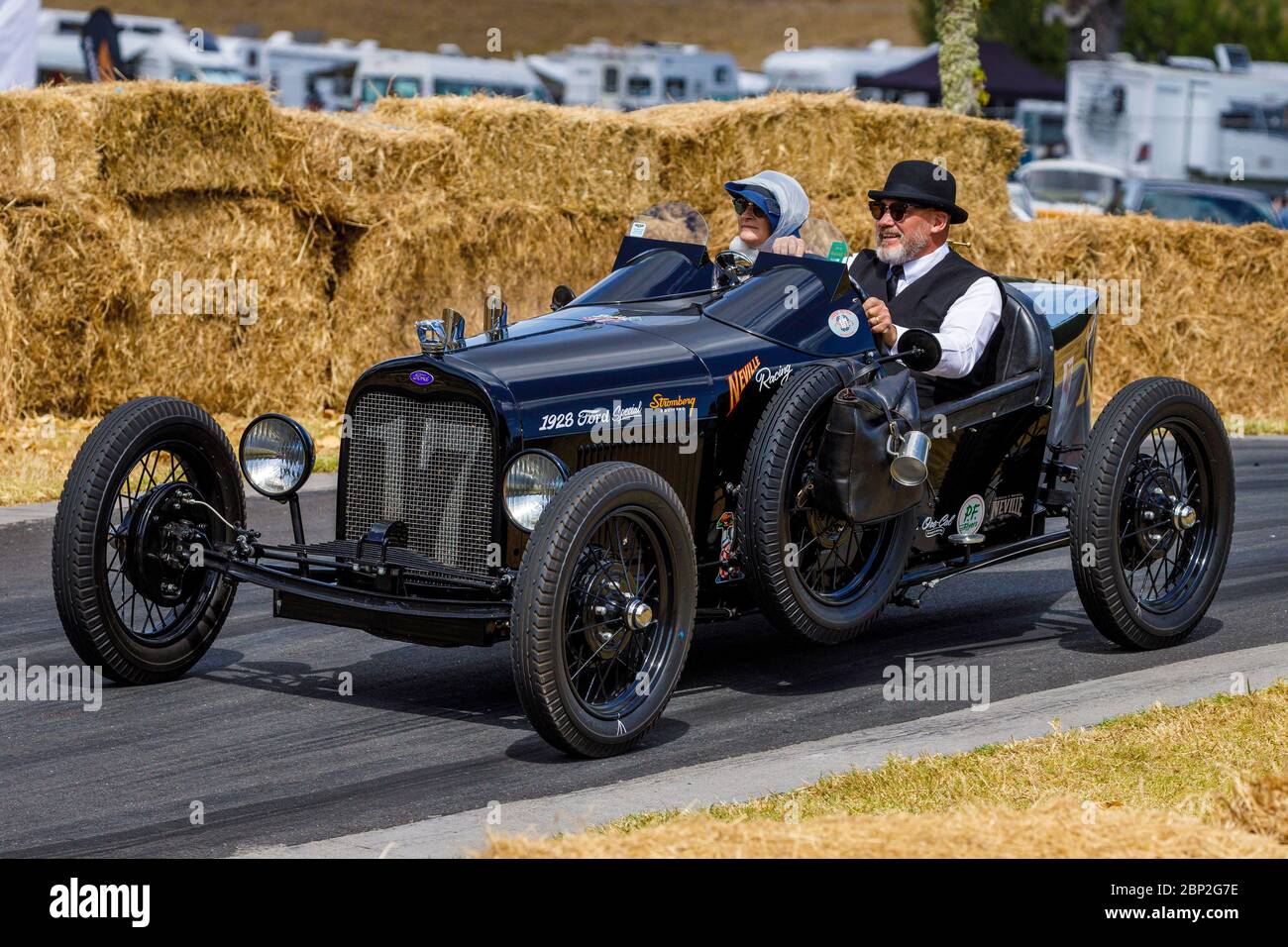 Bob Neville in seinem 1928 Neville Racing Ford Model A Boat Tail Racer. Stockfoto