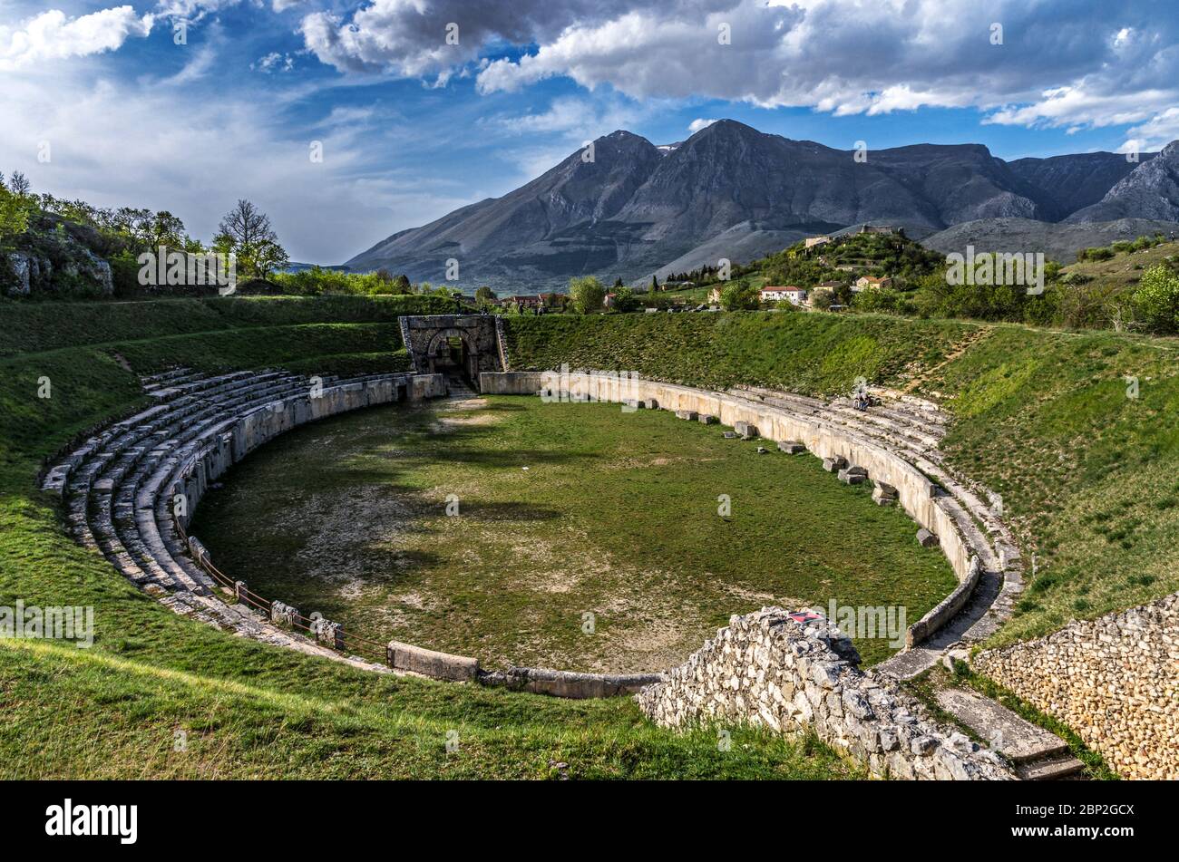 Italt Abruzzo Sirente Velino Park - das römische Amphitheater von Alba fucens. Im Hintergrund die Zwillingsspitzen Monte Velino und Monte Cafornia. Stockfoto