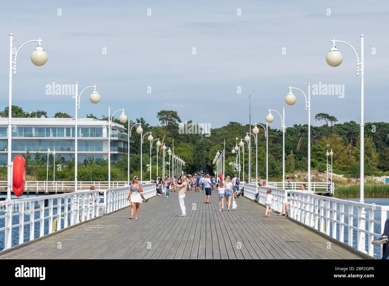 Sopot, Polen - 24. Juli 2019: Holzsteg in Sopot im Sommer. Sopot Pier ist die längste hölzerne Pier in Europa. Stockfoto