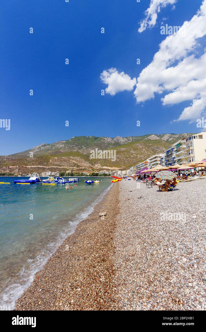Der öffentliche Strand von Loutraki Stadt, in Korinth Region, Peloponnes, Griechenland, Europa. Stockfoto