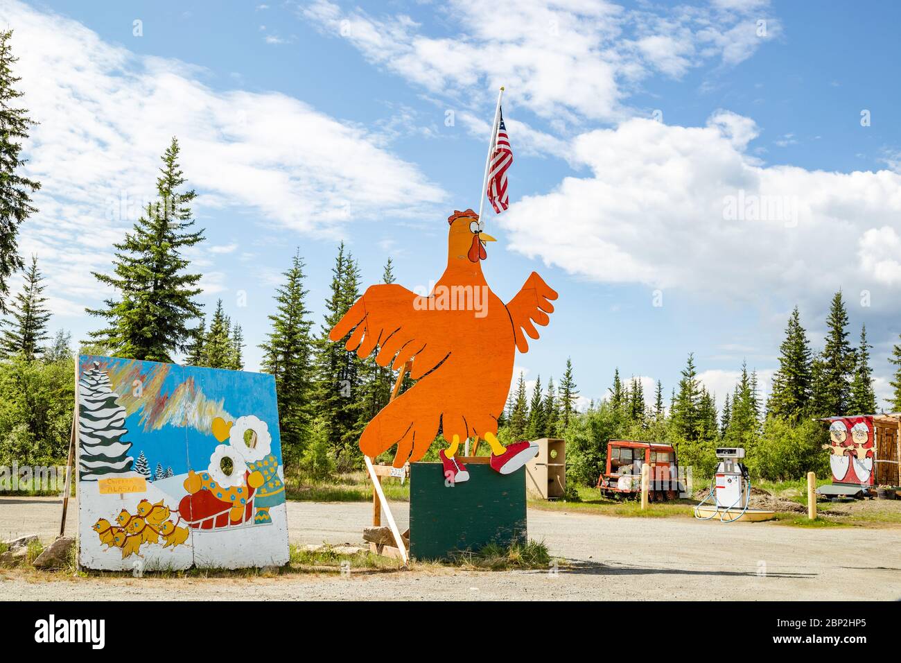 Hühnerstatue und Beschilderung in der kleinen Goldgräberstadt Chicken, Alaska Stockfoto