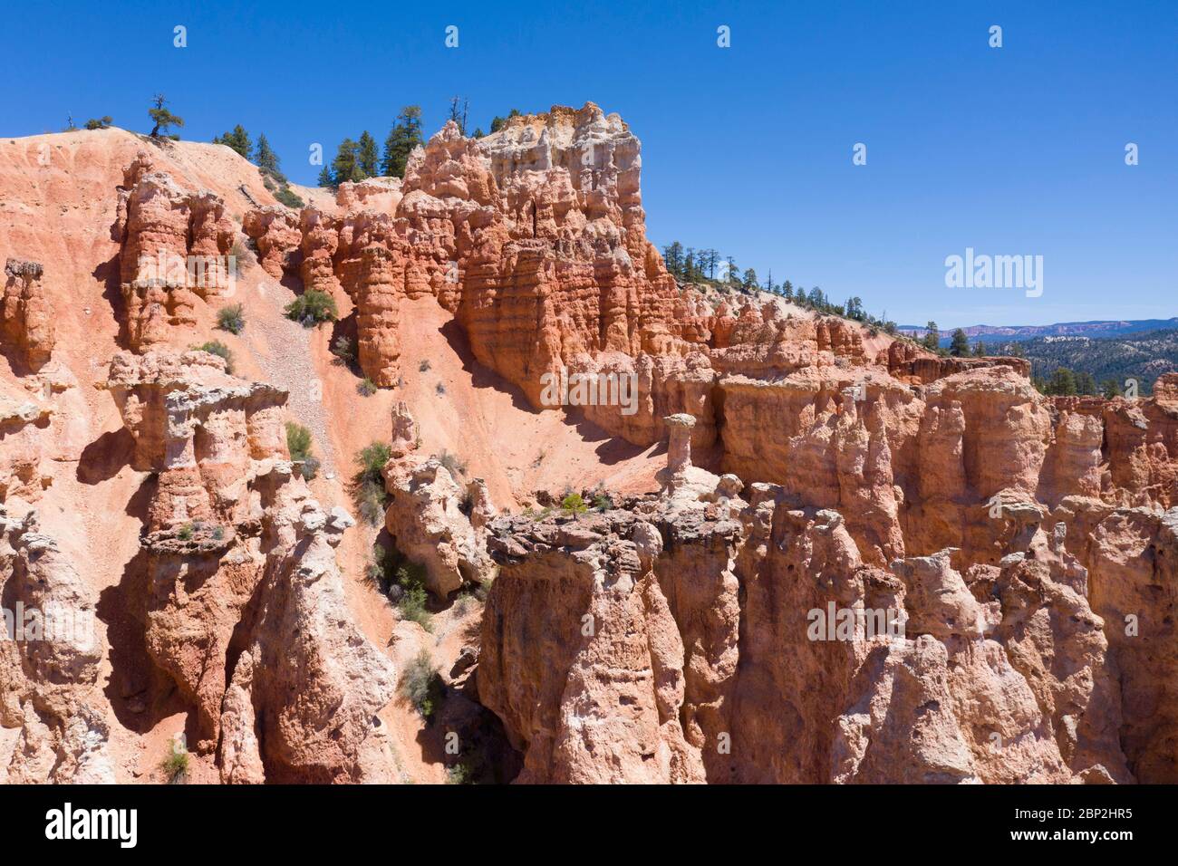 Luftaufnahmen von rosafarbenen Hoodoo-Felsformationen in Utah Stockfoto