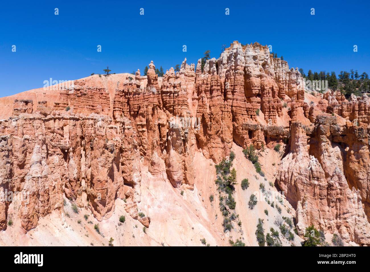 Luftaufnahmen von rosafarbenen Hoodoo-Felsformationen in Utah Stockfoto