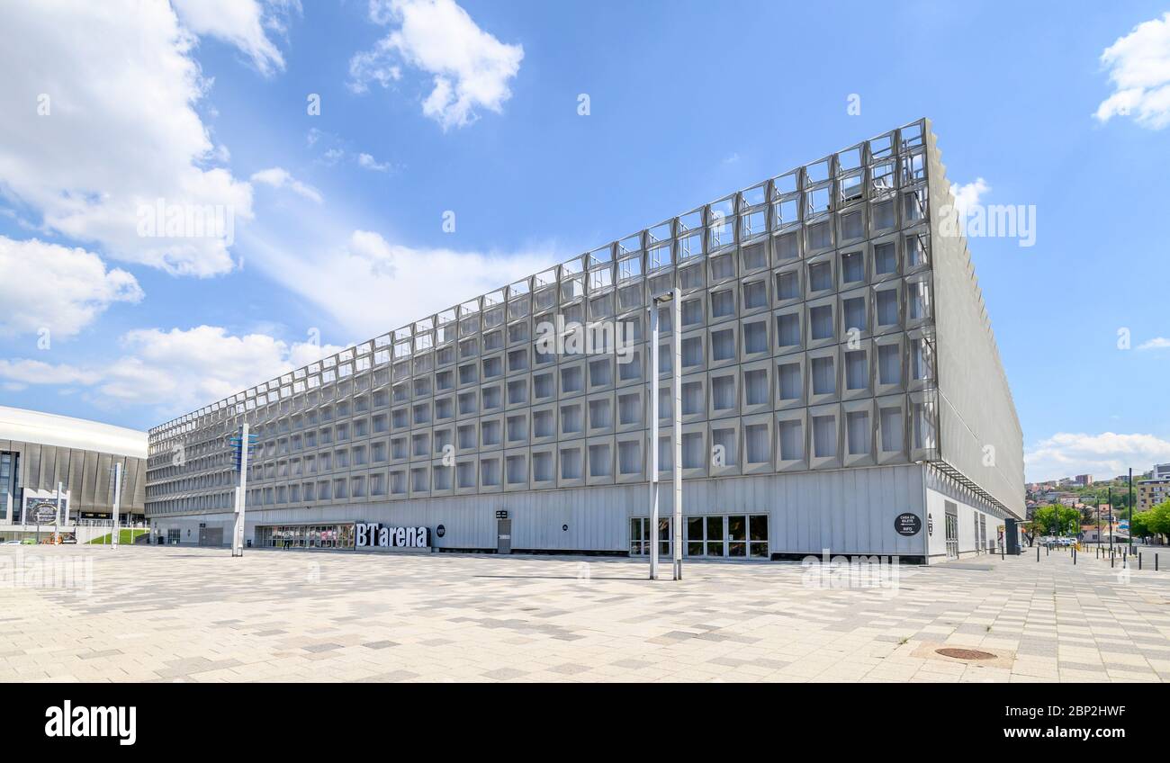 Cluj-Napoca, Rumänien - 9. Mai 2020: Die Mehrzweckhalle auch bekannt als die Polyvalente Halle und der Sala Polivalent[ in der siebenbürgischen Stadt Cluj- Stockfoto