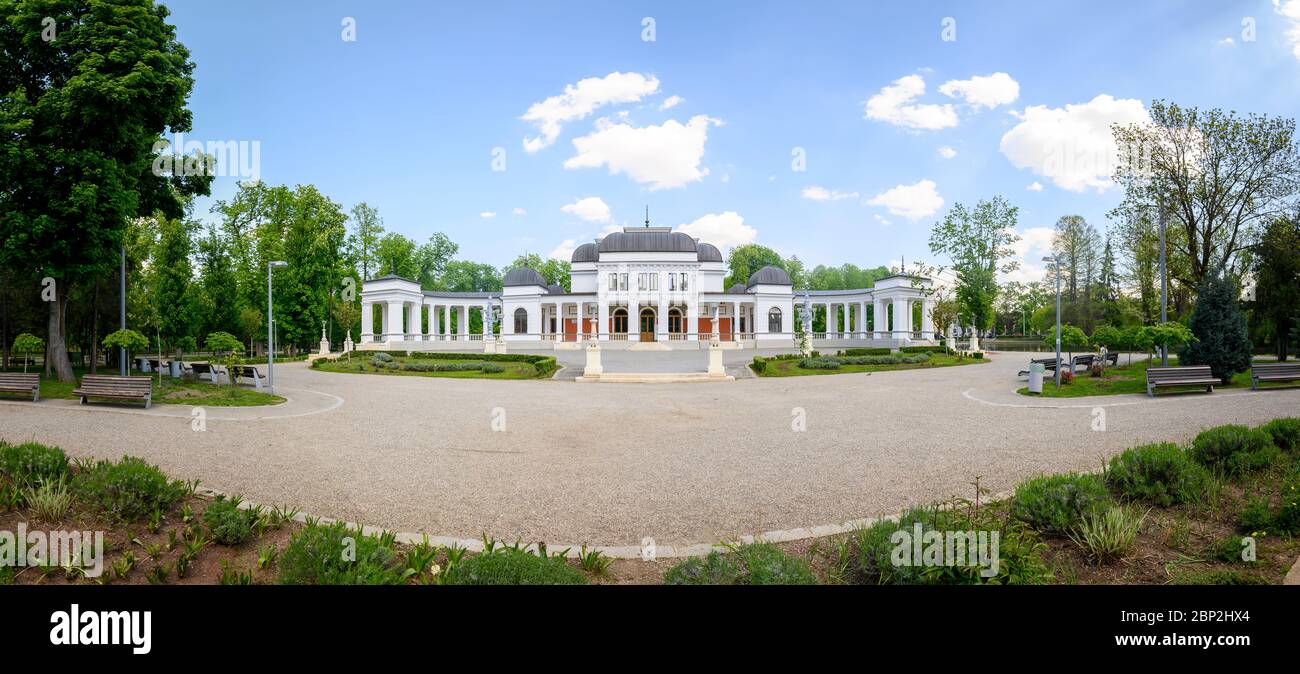 Panorama ultraweit verzerrte Bild des alten barocken Casino-Gebäude im Central Park von Cluj-Napoca, Rumänien Stockfoto