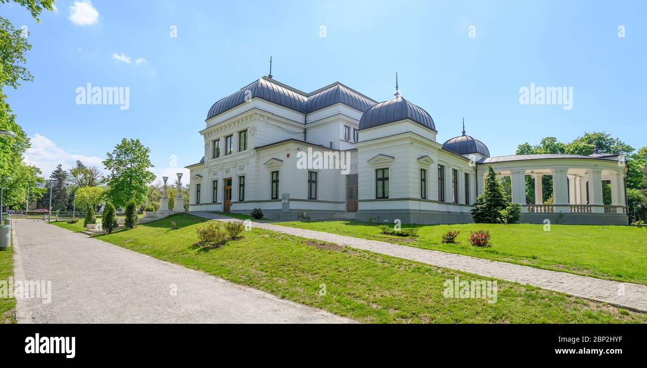 Hinterfassade des historischen barocken Casino im Central Park von Cluj-Napoca in der Siebenbürgen Region von Rumänien das Untold Musik Festival wird Stockfoto