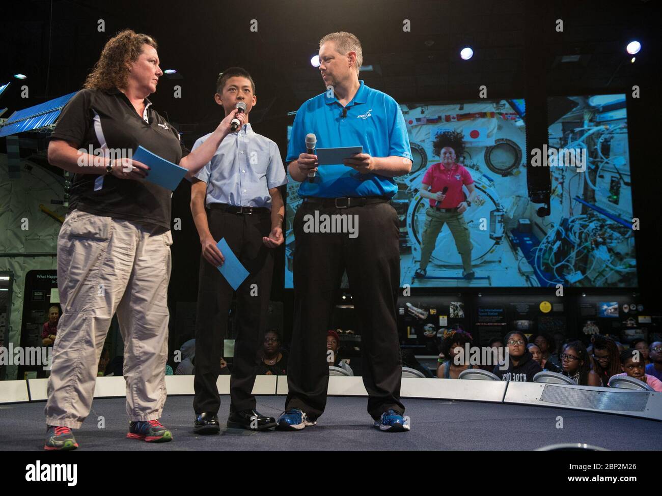 Astronautin Serena Auñon-Chancellor im Luft- und Raumfahrtmuseum zukünftige Ingenieure Jason Qin, Gewinner von "Two for the Crew", stellt NASA-Astronautin Serena Auñon-Chancellor während eines Live-Downlinks mit der Internationalen Raumstation ISS am Mittwoch, 27. Juni 2018 im Smithsonian National Air and Space Museum in Washington eine Frage. Serena ist Teil der Expedition 56/57 Crew, die am 6. Juni 2018 zur ISS gestartet ist. Stockfoto