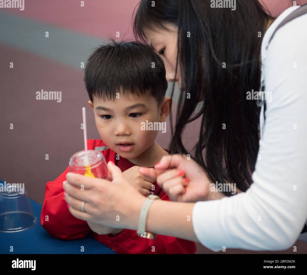 Besucher erkunden die Space Race Gallery im Smithsonian National Air and Space Museum am 27. Juni 2018 in Washington, D.C., mit Astronautin Serena Aun-Chancellor, der die Ausstellung leitet. Stockfoto