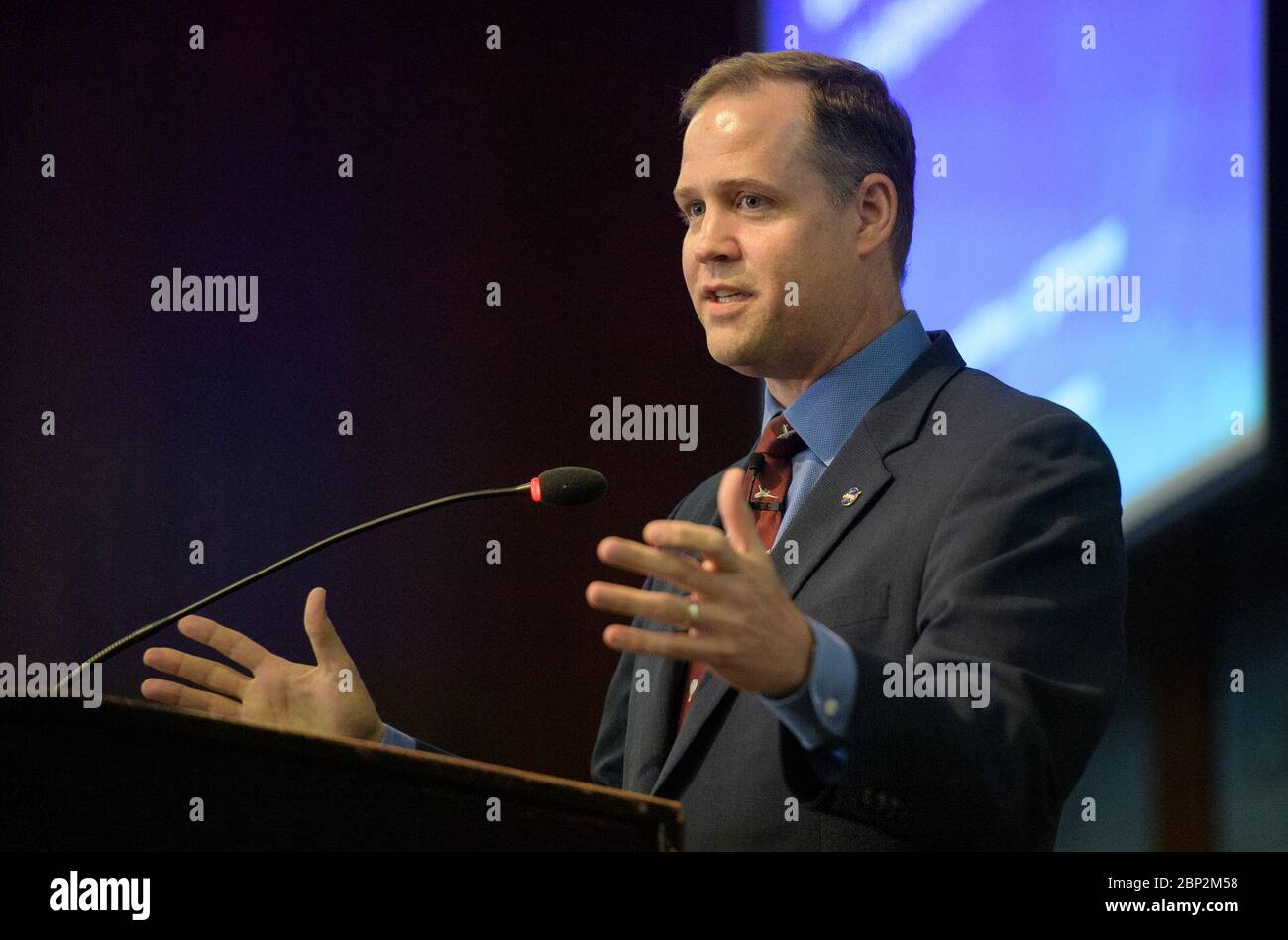 NASA-Administrator diskutiert 60-jähriges Jubiläum der NASA bei CSIS NASA-Administrator Jim Bridenstine spricht bei einer Veranstaltung, die den 60. Jahrestag der NASA am Montag, 23. Juli 2018, im Center for Strategic and International Studies in Washington feiert. Nach seinen Ausführungen nahm der Administrator an einer Podiumsdiskussion mit den ehemaligen Administratoren Sean O'Keefe und Charles Bolden Teil. ( Stockfoto