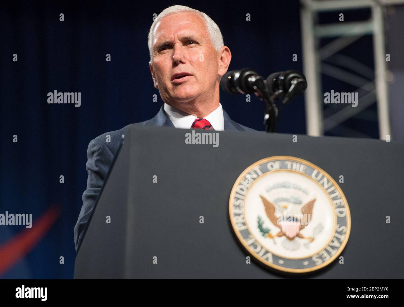 VP Pence besucht Johnson Space Center Vizepräsident Mike Pence spricht im Teague Auditorium im Johnson Space Center der NASA, Donnerstag, 23. August 2018 in Houston, Texas. Vizepräsident Pence sprach über die Zukunft der menschlichen Weltraumforschung und die Pläne der Agentur, als Vorläufer für zukünftige menschliche Missionen zum Mars zum Mond zurückzukehren, und erklärte, dass „bald und sehr bald amerikanische Astronauten auf amerikanischen Raketen, die von amerikanischem Boden abgefeuert wurden, ins All zurückkehren werden“. Stockfoto