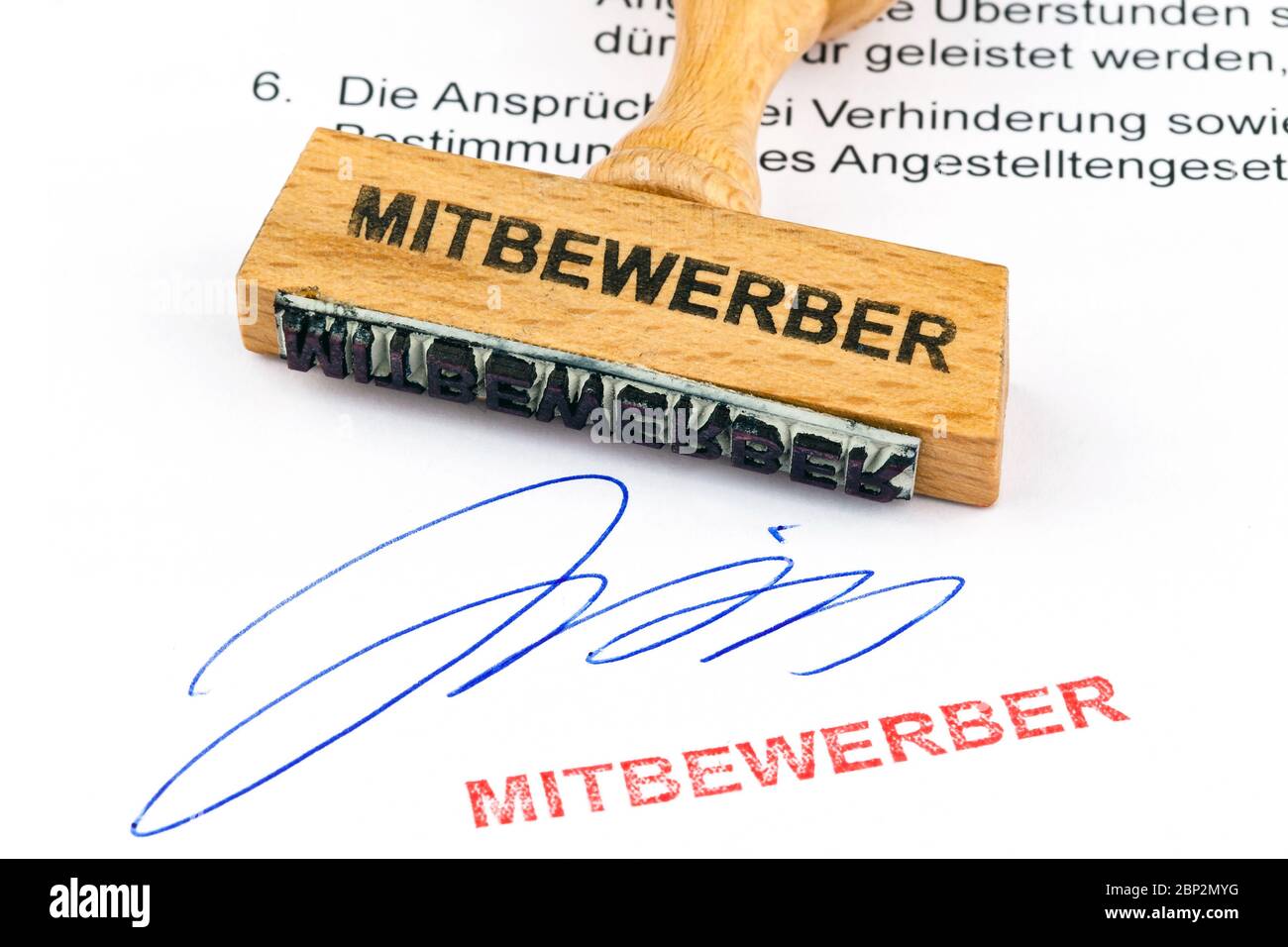 Ein Stempel aus Holz liegt auf einem Dokument. Activist Mitbewerber Stockfoto