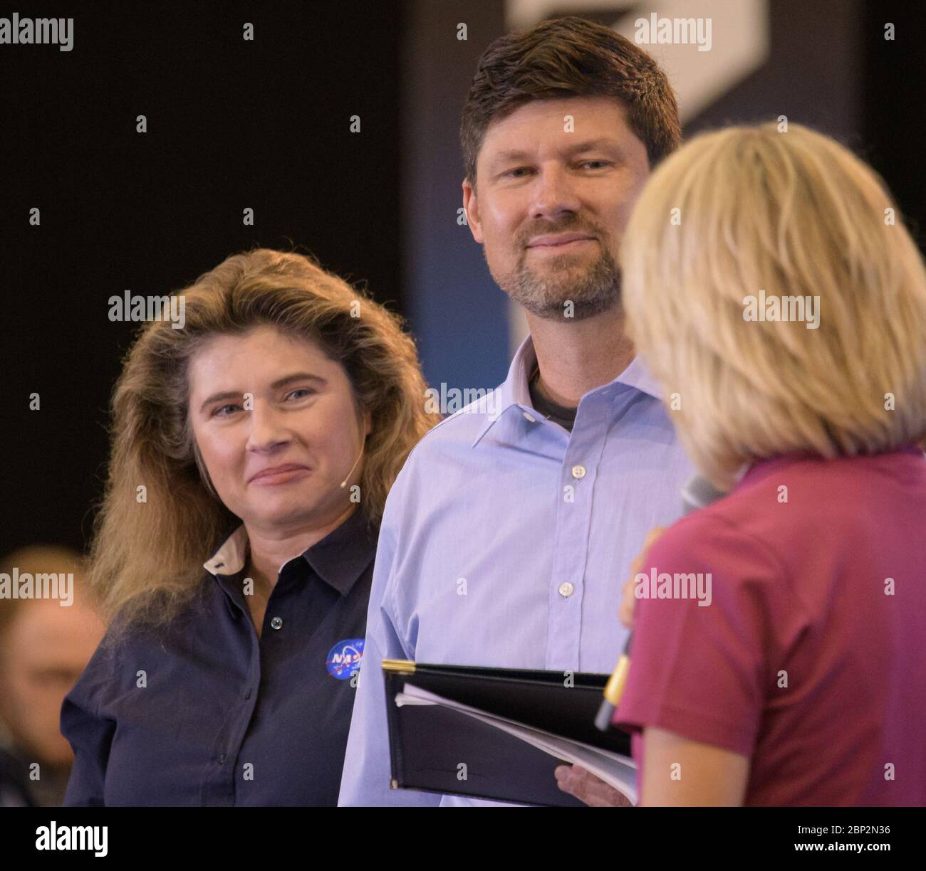 Die NASA-Wissenschaftler Michelle Thaller und Tom Wagner nahmen am 13. September 2018 an einem Briefing für die ICESat-2-Mission auf der Vandenberg Air Force Base in Kalifornien Teil. Der Satellit wird die sich ändernde Höhe des Erdeises messen und kritische Daten für die Klimawissenschaft liefern. Stockfoto