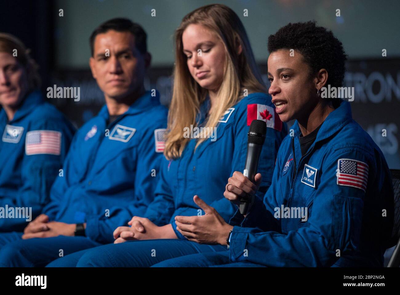 Watch This Space mit der Astronaut Candidate Class 2017 NASA-Astronautenkandidatin Jessica Watkins beantwortet eine Frage während einer Live-Episode der Administrator's monatlichen Chat-Show, Watch This Space, Donnerstag, 27. September 2018 im Webb Auditorium an der NASA-Zentrale in Washington. Die neueste Astronautenklasse der NASA hat ihre zweijährige Ausbildung begonnen, nach der die neuen Astronauten-Kandidaten für Missionen eingesetzt werden könnten, die Forschung auf der Internationalen Raumstation durchführen, von amerikanischem Boden auf Raumfahrzeugen von kommerziellen Unternehmen starten und auf Tiefraummissi starten Stockfoto