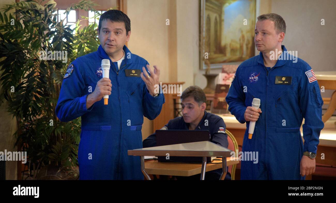 Expedition 56 Landevorbereitungen NASA Direktor für Human Space Flight Programs, Russland, Chad Rowe, links, mit Unterstützung von NASA-Dolmetscher Evgeny Sokol, gibt einen Bericht während eines Treffens der NASA, Roskosmos und russische Search and Recovery Forces, um die Bereitschaft für die Landung der Crew der Expedition 56 zu überprüfen, zogen Feustel und Ricky Arnold von der NASA, zusammen mit Oleg Artemev von Roskosmos Dienstag, 2. Oktober 2018, im Kosmonauten-Hotel in Karaganda, Kasachstan. Feustel, Arnold und Artemijew kehren nach 197 Tagen im All zurück, wo sie als Mitglieder der Expedition 55 und 56 Besatzungen o dienten Stockfoto