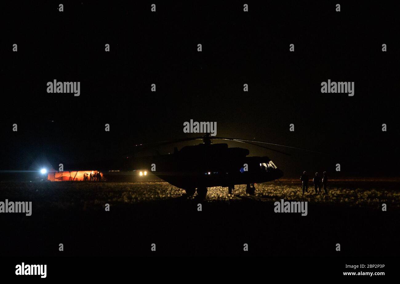 Expedition 56 Sojus MS-08 Landung EIN russischer MI-8-Hubschrauber wartet auf die Landung Kommandant der Expedition 56 Drew Feustel von der NASA vom Sojus MS-08 Landeplatz zum Karaganda Flughafen in Kasachstan am Donnerstag, 4. Oktober 2018. Feustel, Expedition 56 Flight Engineer Ricky Arnold von der NASA und Expedition 56 Flight Engineer und Sojus Commander Oleg Artemijew von Roskosmos kehrten nach 197 Tagen im All zurück, wo sie als Mitglieder der Expedition 55 und 56 Besatzungen an Bord der Internationalen Raumstation dienten. Stockfoto