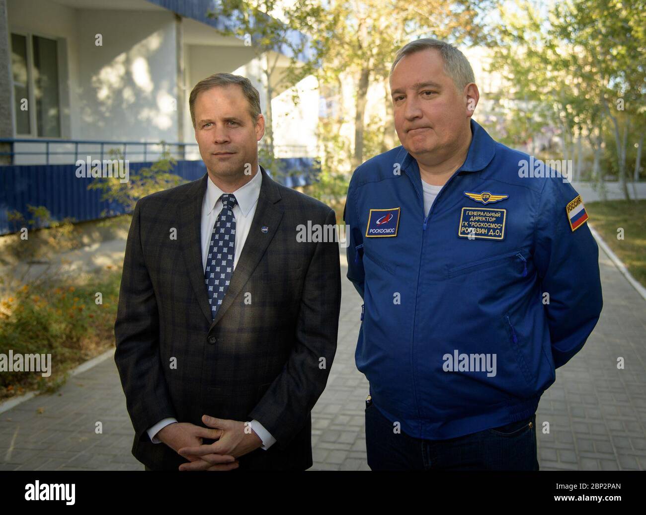 Expedition 57 Preflight NASA-Administrator Jim Bridenstine, links, und Roskosmos-Generaldirektor Dmitry Rogosin beantworten Fragen während eines Fernsehinterviews, Mittwoch, 10. Oktober 2018 im Kosmonauten-Hotel in Baikonur, Kasachstan. Brindenstine und Rogosin sind in Baikonur, um den Start von Expedition 57 Flight Engineer Nick Hague von der NASA und Flight Engineer Alexey Ovchinin von Roscosmos zu sehen. Stockfoto Expedition 57 Preflight NASA-Administrator Jim Bridenstine, links, und Roskosmos-Generaldirektor Dmitry Rogosin beantworten Fragen während eines Fernsehinterviews, Mittwoch, 10. Oktober 2018 im Kosmonauten-Hotel in Baikonur, Kasachstan. Brindenstine und Rogosin sind in Baikonur, um den Start von Expedition 57 Flight Engineer Nick Hague von der NASA und Flight Engineer Alexey Ovchinin von Roscosmos zu sehen. Stockfoto