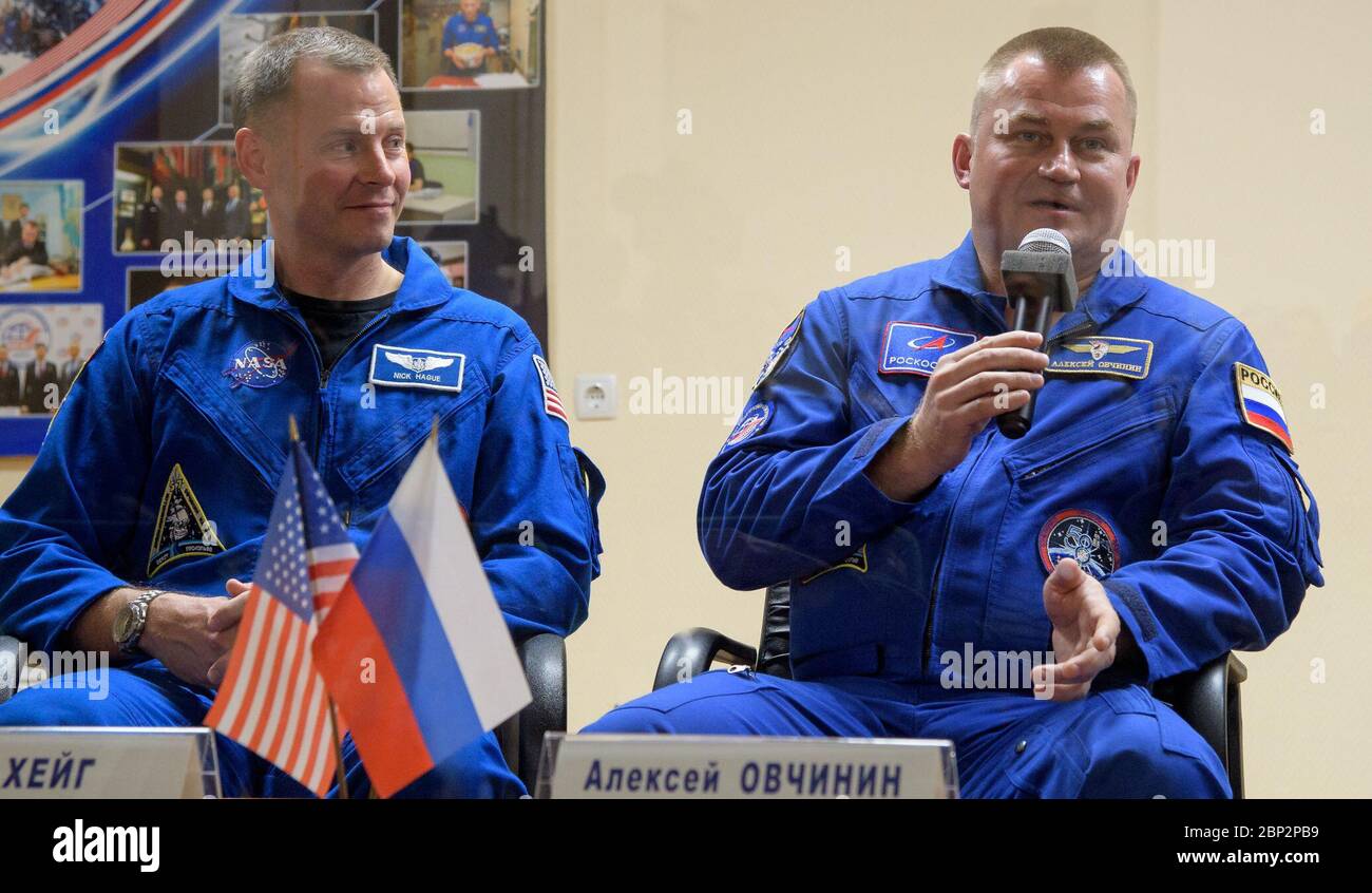 Expedition 57 Pressekonferenz Expedition 57 Prime Crew Mitglieder Nick Hague, links, Alexey Ovchinin werden während einer Pressekonferenz am Mittwoch, 10. Oktober 2018 im Kosmonauten-Hotel in Baikonur, Kasachstan, gesehen. Hague und Ovchinin sollen am 11. Oktober starten und in den nächsten sechs Monaten an Bord der Internationalen Raumstation leben und arbeiten. Stockfoto