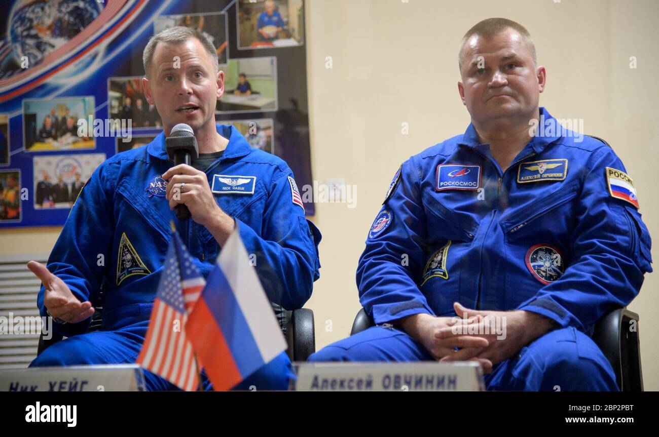 Expedition 57 Pressekonferenz Expedition 57 Prime Crew Mitglieder Nick Hague, links, Alexey Ovchinin werden während einer Pressekonferenz am Mittwoch, 10. Oktober 2018 im Kosmonauten-Hotel in Baikonur, Kasachstan, gesehen. Hague und Ovchinin sollen am 11. Oktober starten und in den nächsten sechs Monaten an Bord der Internationalen Raumstation leben und arbeiten. Stockfoto