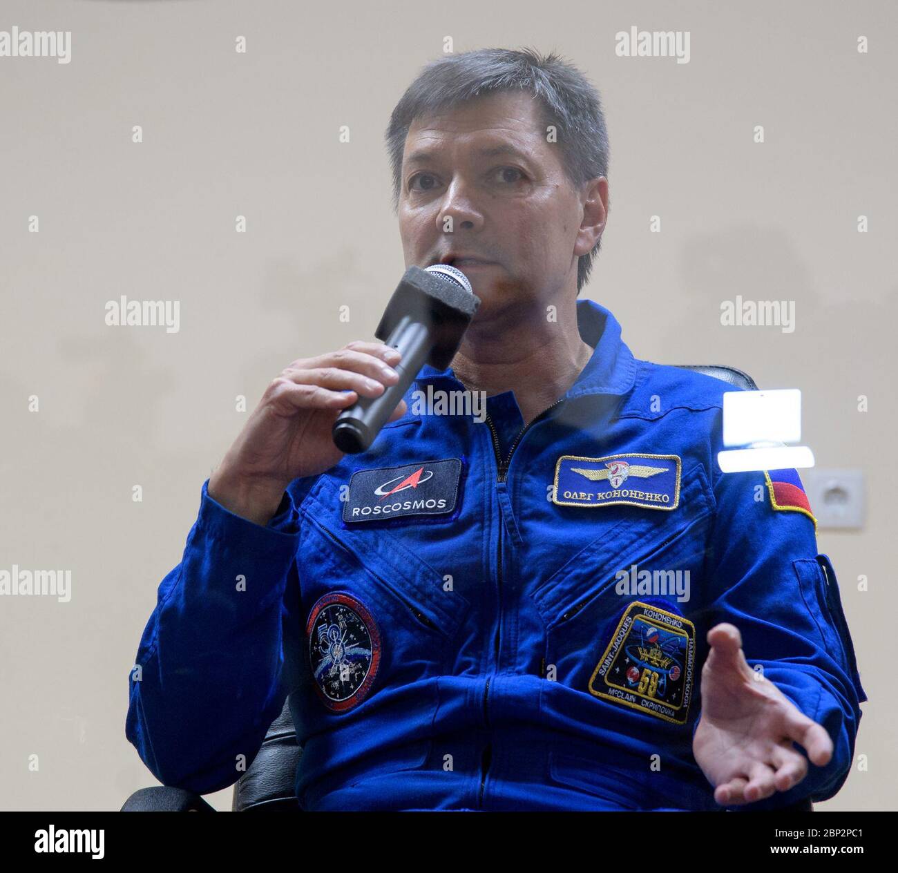 Am 10. Oktober 2018 hält Oleg Kononenko (Roscosmos), Mitglied der Expedition 57, eine Pressekonferenz im Cosmonaut Hotel in Baikonur, Kasachstan ab. Er beantwortet Fragen zum bevorstehenden Start der Expedition 57, die sechs Monate an Bord der Internationalen Raumstation verbringen wird. Stockfoto Am 10. Oktober 2018 hält Oleg Kononenko (Roscosmos), Mitglied der Expedition 57, eine Pressekonferenz im Cosmonaut Hotel in Baikonur, Kasachstan ab. Er beantwortet Fragen zum bevorstehenden Start der Expedition 57, die sechs Monate an Bord der Internationalen Raumstation verbringen wird. Stockfoto