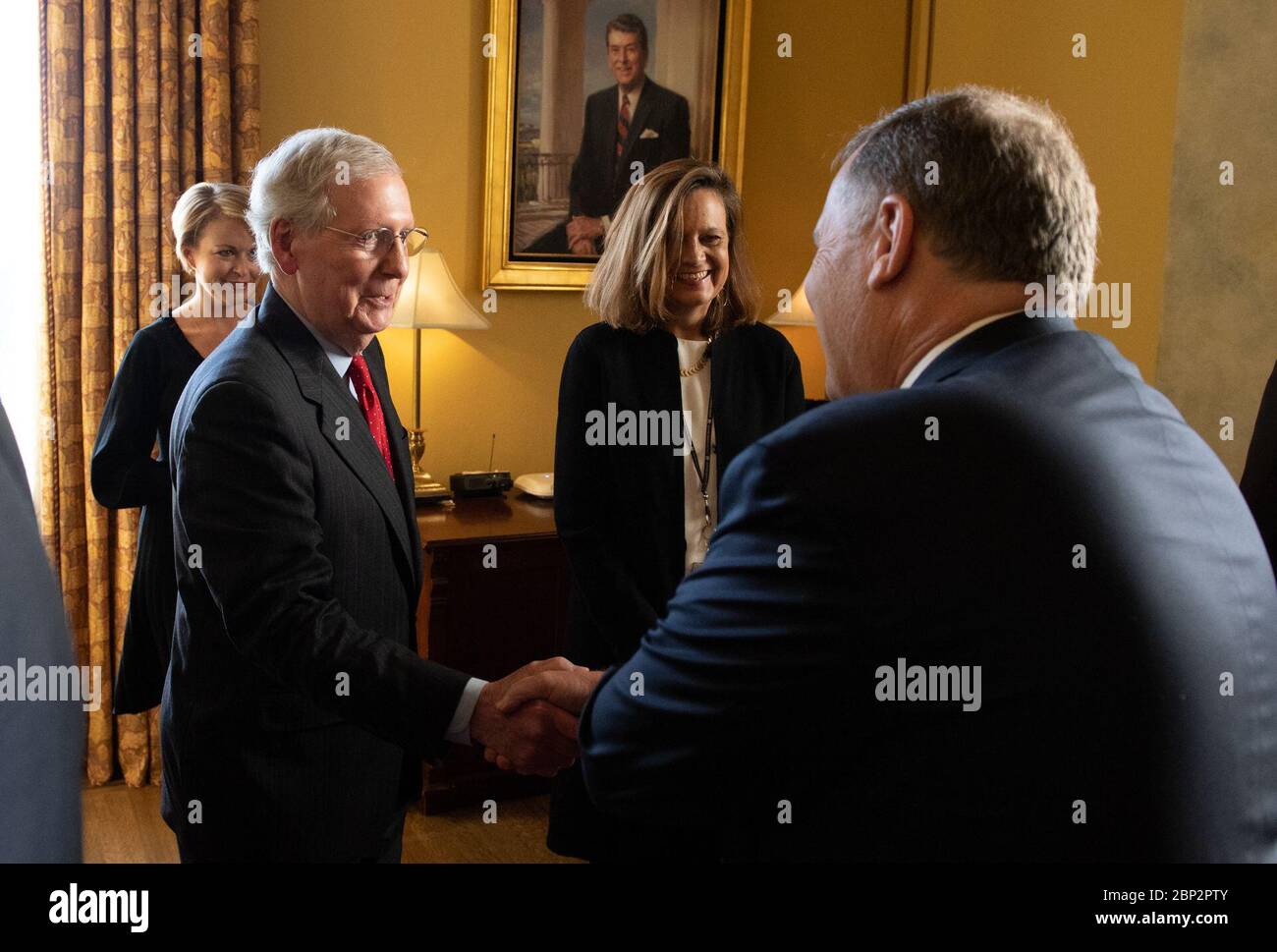 Morhard geschworen als NASA-Deputy Administrator Jim Morhard, rechts, schüttelt die Hände mit Senat Mehrheitsführer Mitch McConnell, R-Ky., bevor er als 14. NASA Deputy Administrator, Mittwoch, 17. Oktober 2018 im US-Kapitol vereidigt. Stockfoto