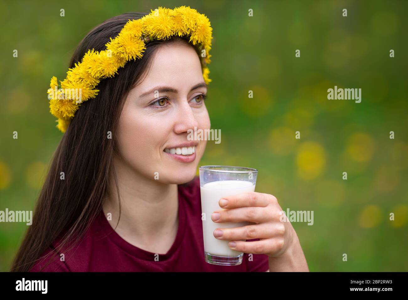 Junge Frau, die Milch im Freien trinkt Stockfoto