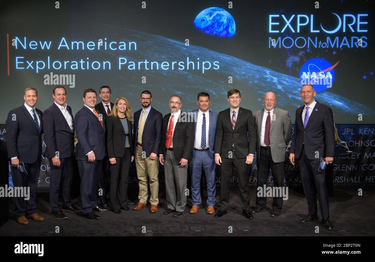 Commercial Lunar Payload Services (CLPS) NASA-Administrator Jim Bridenstine, links, und NASA-Associate Administrator für das Science Mission Directorate Thomas Zurbuchen, rechts, Pose für ein Foto mit den Vertretern der neun US-Unternehmen, die berechtigt sind, über kommerzielle Mondlandedienste (CLPS)-Verträge (Commercial Lunar Payload Services) an der Mondoberfläche zu bieten, Donnerstag, 29. November 2018, im NASA-Hauptquartier in Washington. Die Vertreter der Unternehmen sind: Steve Altemus, President und CEO von intuitiven Maschinen; 2. Von links, Sean Mahoney, CEO, Masten Space Systems in Stockfoto