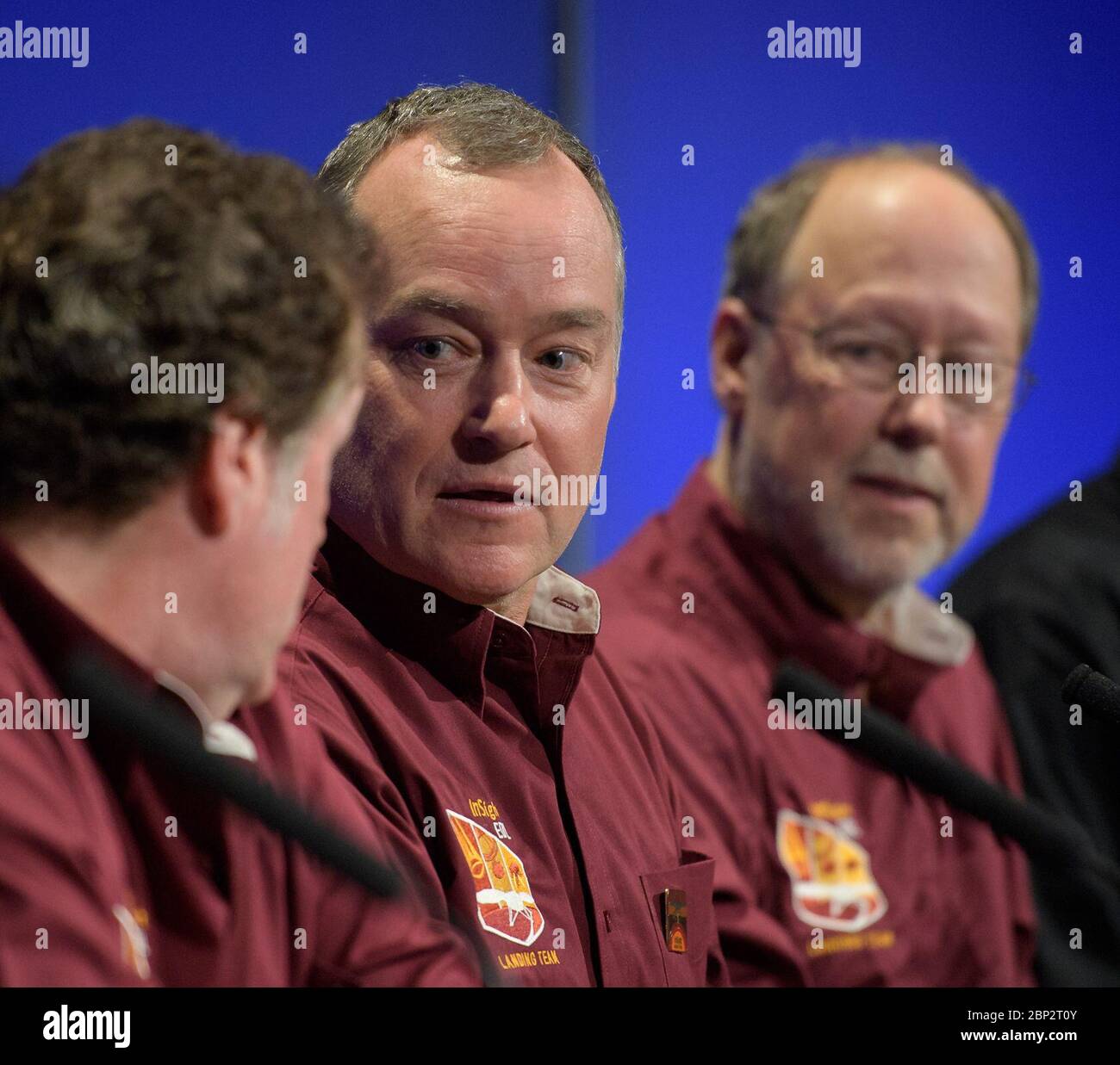 Mars Insight Post Landing Press Conference Tom Hoffman, Insight Project Manager, NASA JPL, Center, spricht mit anderen Mars Insight-Teammitgliedern während einer Pressekonferenz nach der Landung am Montag, 26. November 2018 im Jet Propulsion Laboratory der NASA in Pasadena, Kalifornien. Insight, kurz für Innere Erkundung mit seismischen Untersuchungen, Geodäsie und Wärmetransport, ist ein Marslander, der den "inneren Raum" des Mars untersuchen soll: Seine Kruste, Mantel und Kern. Stockfoto