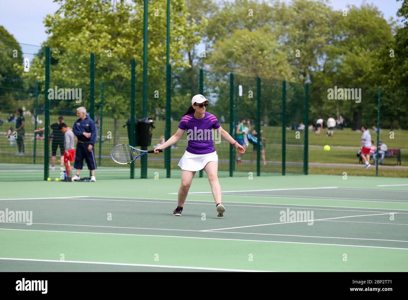 London, Großbritannien 17. Mai 2020 - EINE Frau spielt Tennis, da die Tennisplätze eröffnet werden, seit die Regierung die Regeln für die COVID-19-Sperre gelockert hat, sodass die Menschen mehr Zeit im Freien verbringen können. Kredit: Dinendra Haria/Alamy Live News Stockfoto