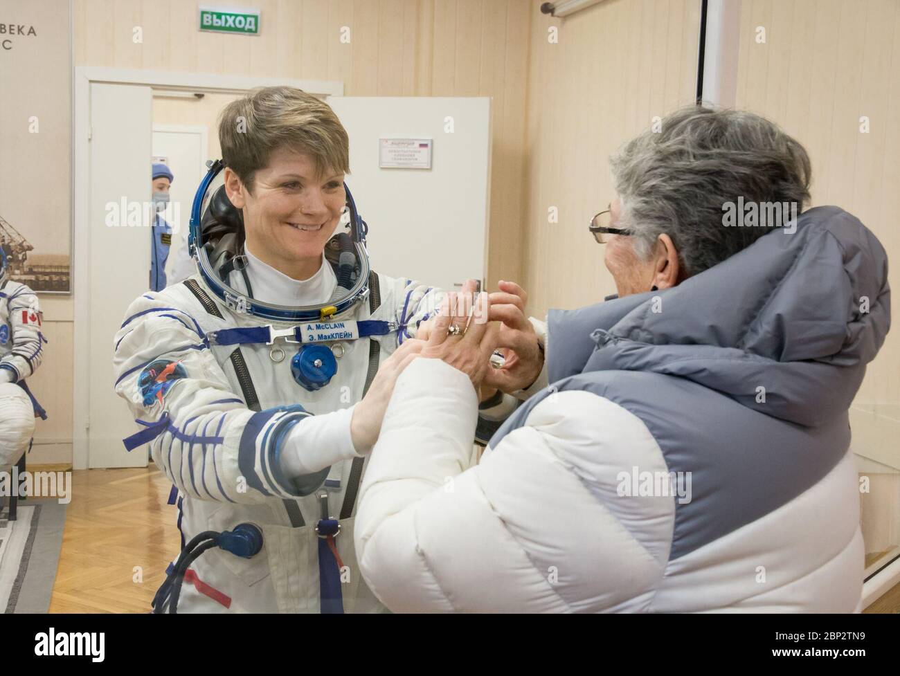 Expedition 58 Druckprüfungen Expedition 58 Flugingenieurin Anne McClain von der NASA legt ihre Hände hoch an das Glas, um ihre Mutter zu treffen, während sie in Quarantäne ist, nachdem sie ihren russischen Sokol-Anzug Druck in Vorbereitung auf ihren Start an Bord der Sojus MS-11 Raumsonde am Montag, 3. Dezember 2018, überprüfen ließ. Auf dem Kosmodrom Baikonur in Kasachstan. Der Start der Sojus-Rakete ist für den gleichen Tag geplant und wird McClain, Flugingenieur David Saint-Jacques von der kanadischen Weltraumbehörde CSA, und Sojus-Kommandant Oleg Kononenko von Roskosmos in die Umlaufbahn bringen, um ihre sechseinhalb Monate dauernden Mission auf Th zu beginnen Stockfoto