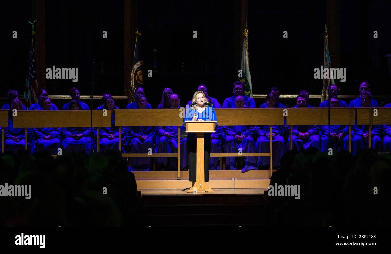 Spirit of Apollo - 50. Jahrestag von Apollo 8 Ellen Stofan, Direktorin des Smithsonian National Air and Space Museum, spricht über das Apollo-Programm der NASA während der Veranstaltung Spirit of Apollo des Smithsonian National Air and Space Museum zum 50. Jahrestag von Apollo 8, Dienstag, 11. Dezember, 2018 in der Washington National Cathedral in Washington, DC. Apollo 8 war die erste Reise der Menschheit in eine andere Welt, die die Astronauten Frank Borman, Jim Lovell und William anders im Dezember 1968 zum Mond und zurück nahm. Stockfoto